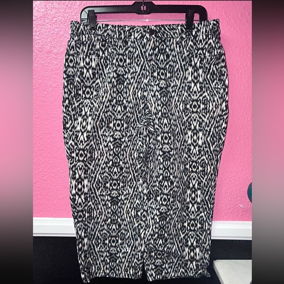 Basic Editions Black and White Geometric Capris - Picture 2 of 5